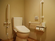 1階の共用トイレは車椅子の方でも入りやすい仕様となっています。