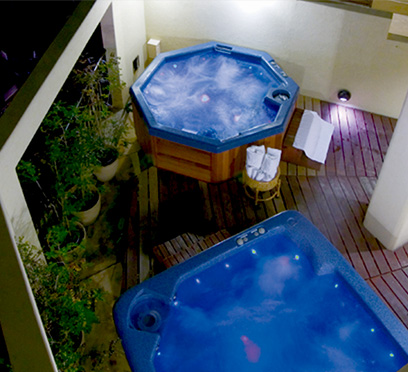 Open-air jacuzzi bath